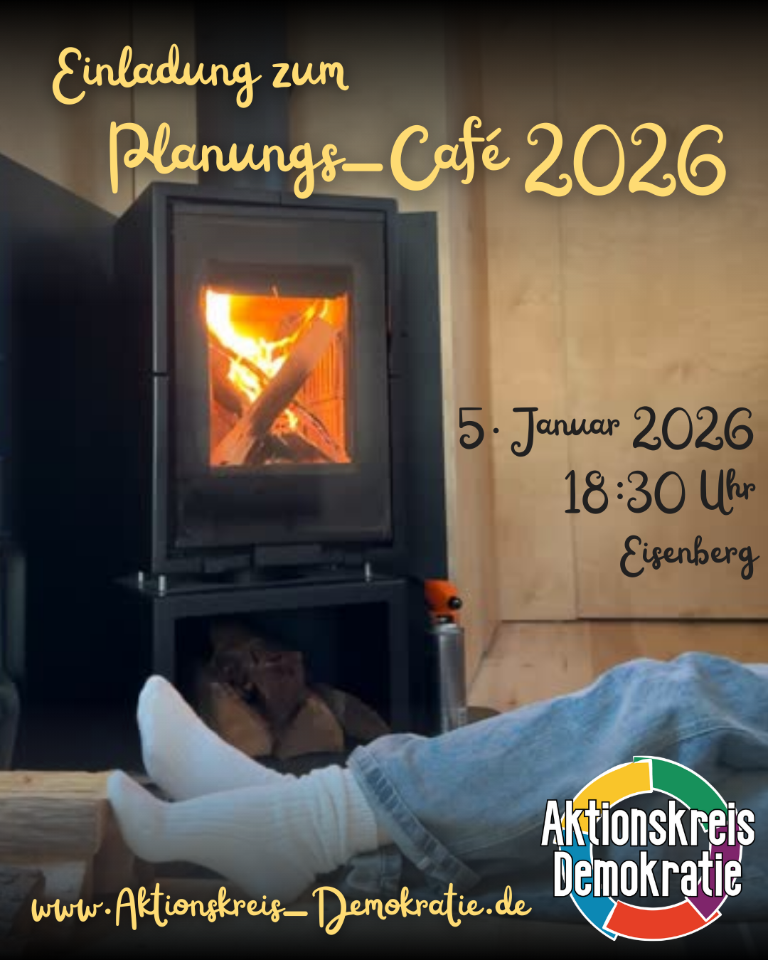 Eine Person liegt mit Jeans und weißen Socken bekleidet vor einem Kamin. Man sieht nur die Beine. Das Bild strahlt eine Gemütlichkeit aus. Davor steht folgender Text: Einladung zum Planungs-Café 2026. 5. Januar 2026 18:30 Uhr Eisenberg